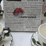 150722 Schwarzwaldserviette "Schwarzwald" Bollenhut und Schrift