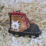 1343010 Schwarzw&auml;lder "Bergschuh" mit Klammer und Nadel