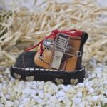 1343010 Schwarzw&auml;lder "Bergschuh" mit Klammer und Nadel