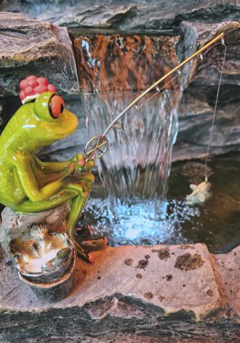 GLF10049 Glücksfrosch Rudi der Angler mit Bollenhut