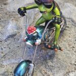 GLF10070 Glücksfrosch Schwarzwald-Biker blau