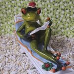 8143 Glücksfrosch Thomas im Urlaub mit Buch