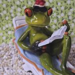 8143 Glücksfrosch Thomas im Urlaub mit Buch