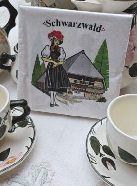 Servietten Schwarzwaldhaus und Schwarzwälderin