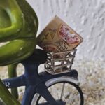 GLF2005 Gl&uuml;cksfrosch Pizza-Pote mit blauem Fahrrad und Pizzaschachtel