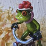 GLF2008 Gl&uuml;cksfrosch Fahrradfahrer mit rotem Fahrrad und gro&szlig;em Bollenhut