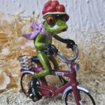 GLF2008 Gl&uuml;cksfrosch Fahrradfahrer mit rotem Fahrrad und gro&szlig;em Bollenhut