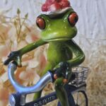 GLF2009 Gl&uuml;cksfrosch Fahrradfahrer mit blauem Fahrrad und gro&szlig;em Bollenhut