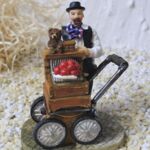 ORG1001 Orgelspieler Rudi mit rotem Bollenhut