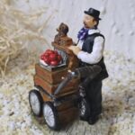 ORG1001 Orgelspieler Rudi mit rotem Bollenhut