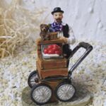 ORG1001 Orgelspieler Rudi mit rotem Bollenhut