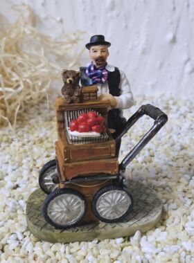 Orgelspieler Rudi mit rotem Bollenhut