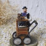 ORG1002 Orgelspieler Rudi mit schwarzem Bollenhut