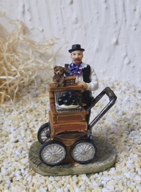 Orgelspieler Rudi mit schwarzem Bollenhut