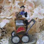 ORG1005 Orgelspieler Rudi mit Bollenhut