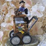 ORG1009 Orgelspieler Rudi mit einer Hexe