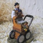 ORG1009 Orgelspieler Rudi mit einer Hexe