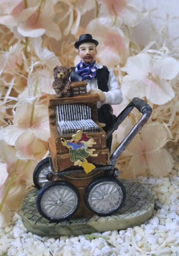 ORG1009 Orgelspieler Rudi mit einer Hexe