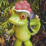 GLF2016 Gl&uuml;cksfrosch Wanderer mit rotem Bollenhut gro&szlig;