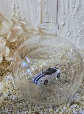 Edleglasflasche mit Corvette wei&szlig;-blau