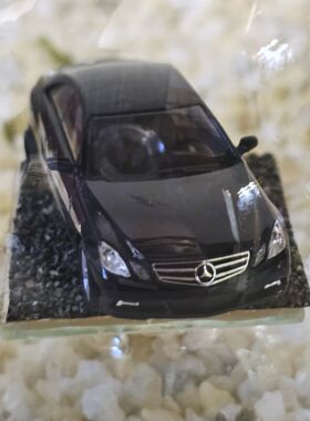 Edelglasflasche mit Mercedes Limusine