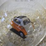 GLF1056 Edelglasflasche mit BMW Isetta mit Gep&auml;ck