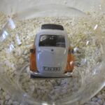 GLF1056 Edelglasflasche mit BMW Isetta mit Gep&auml;ck