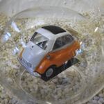 GLF1056 Edelglasflasche mit BMW Isetta mit Gep&auml;ck