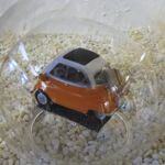 GLF1056 Edelglasflasche mit BMW Isetta mit Gep&auml;ck