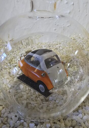 GLF1056 Edelglasflasche mit BMW Isetta mit Gep&auml;ck