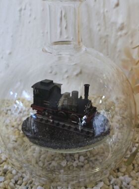 Edelglasflasche mit Dampflokomotive
