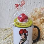 GT1001 Tasse Schwarzwaldmariele mit Marzipan Bollenhut