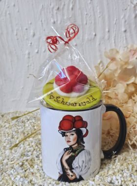 Tasse Schwarzwaldmariele mit Marzipan Bollenhut