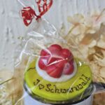 GT1002 Tasse Schwarzw&auml;lder mit Marzipan Bollenhut