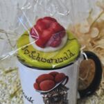 GT1003 Tasse Schwarzw&auml;lder Kuckucksuhr mit Marzipan Bollenhut