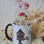 GT1003 Tasse Schwarzw&auml;lder Kuckucksuhr mit Marzipan Bollenhut
