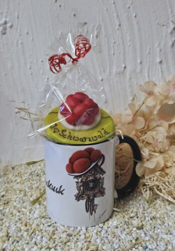 GT1003 Tasse Schwarzw&auml;lder Kuckucksuhr mit Marzipan Bollenhut