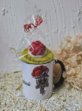 Tasse Schwarzw&auml;lder Kuckucksuhr mit Marzipan Bollenhut