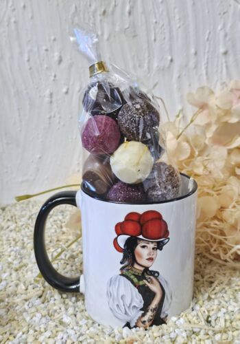 GT1004 Tasse Schwarzwald-Mariele mit 200 gramm Tr&uuml;ffelpralinen gemischt