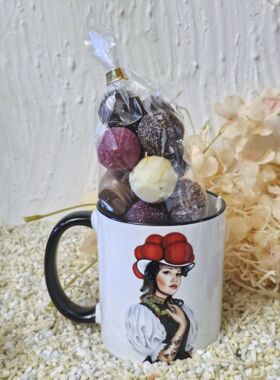 Tasse Schwarzwald-Mariele mit 200 gramm Tr&uuml;ffelpralinen gemischt