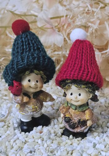 SCHW1105 Schwarzwaldwichtele Freiburg mit Wollm&uuml;tzen