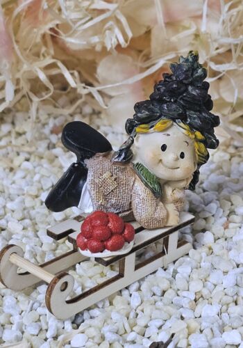 SCHW1008 Schwarzwaldwichtele Rottweil auf Schlitten mit Bollenhut