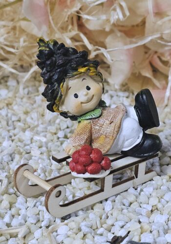 SCHW1009 Schwarzwaldwichtele St.Georgen auf Schlitten mit Bollenhut