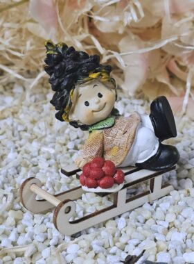 Schwarzwaldwichtele St.Georgen auf Schlitten mit Bollenhut