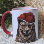 SCHWT2000 Schwarzwald B&auml;r roter Rand roter Henkel