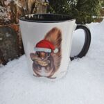 ST204 Schwarzwaldtasse Wintereichh&ouml;rnchen innen schwarz schwarzer Rand schwarzer Henkel