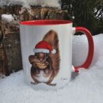 ST205 Schwarzwaldtasse Wintereichh&ouml;rnchen innen weiss roter Rand roter Henkel