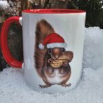 ST205 Schwarzwaldtasse Wintereichh&ouml;rnchen innen weiss roter Rand roter Henkel