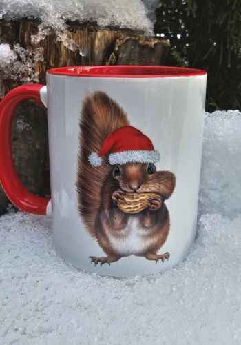 ST205 Schwarzwaldtasse Wintereichh&ouml;rnchen innen weiss roter Rand roter Henkel