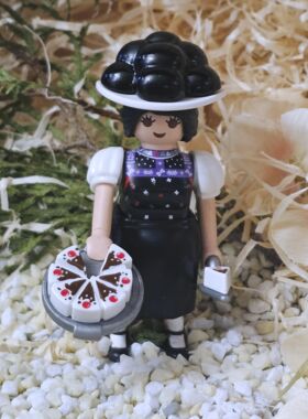 Schwarzwaldmarie von Playmobil mit schwarzem Bollenhut